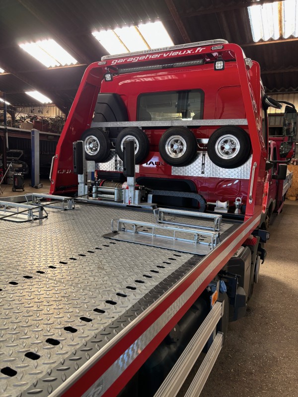 Nouveau camion D12 Renault 12 tonnes pour dépannage et remorquage véhicules légers et utilitaires en Seine-Maritime